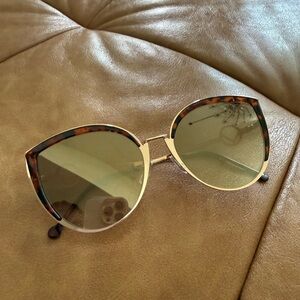 Elegant Tortoise Shell Cat-Eye Sunglasses
